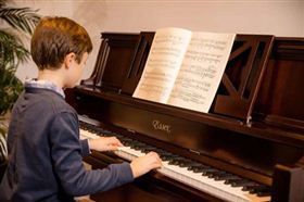 弹钢琴&mdash;&mdash;施坦威埃塞克斯系列钢琴