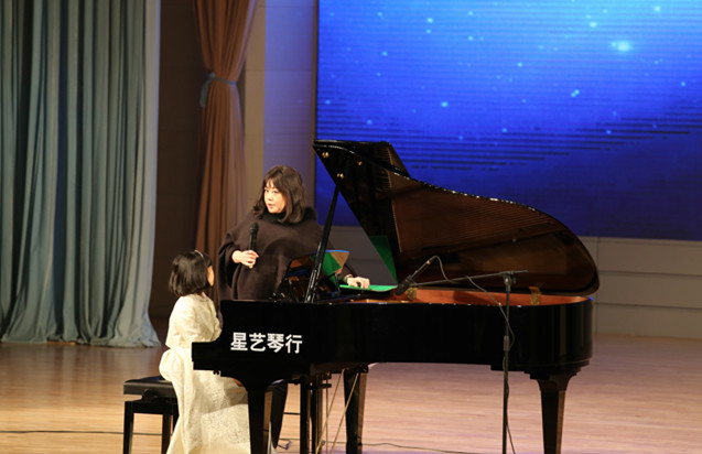 茅老师在星艺琴行百万钢琴大赛上亲自指导小琴童钢琴弹奏技法